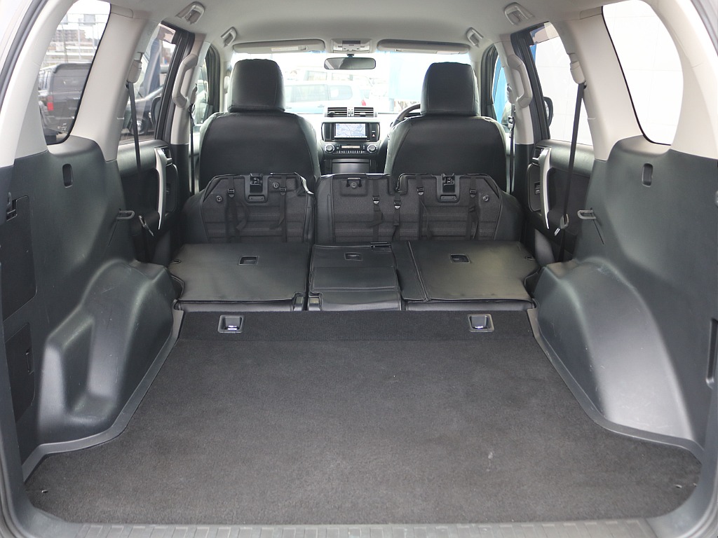 セカンドシートを倒すことで荷室スペースがより広がります♪キャンプやアウトドアなど幅広く活躍することでしょう♪