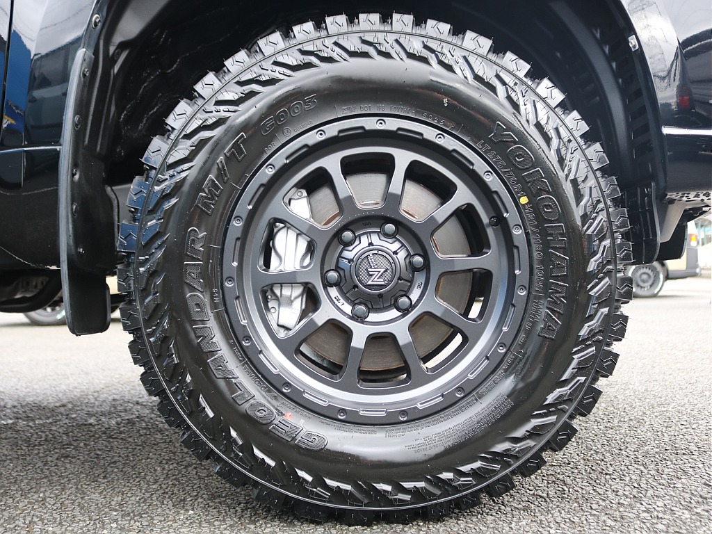 足元はナイトロパワーM10 17インチAWにヨコハマジオランダーを装着済み♪存在感のある足元♪