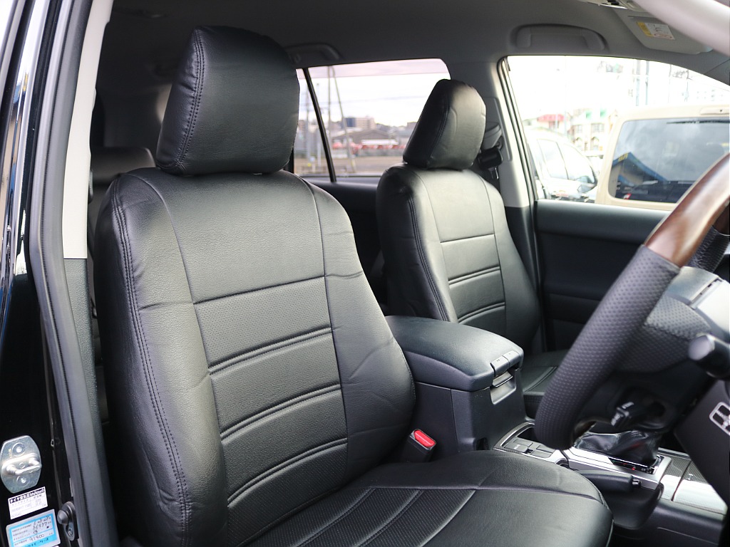 シートにはブラックレザー調シートカバーを装着済み♪高級感のある仕上がりになっております♪