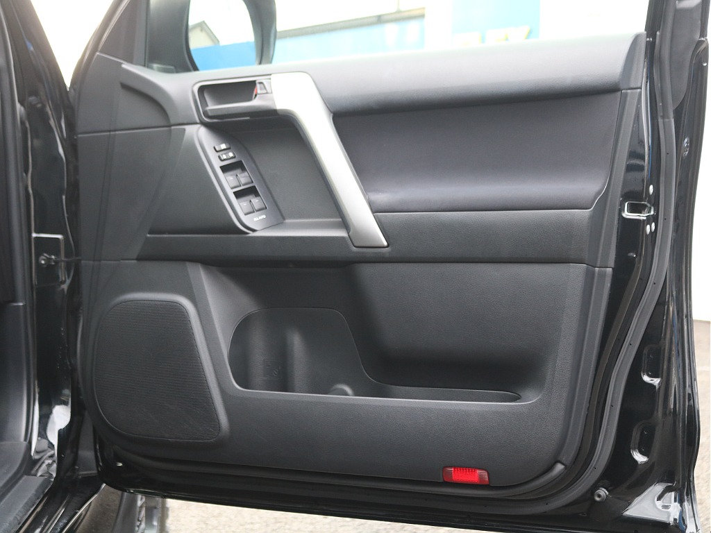 ＦＬＥＸグループは「すべての人に愛車を」をコンセプトに車種別に全国展開中！愛車と一緒に、ライフスタイルを充実させてもらいたいという思いで、ランクル仙台泉店では皆様のご要望になんでもお応えします♪