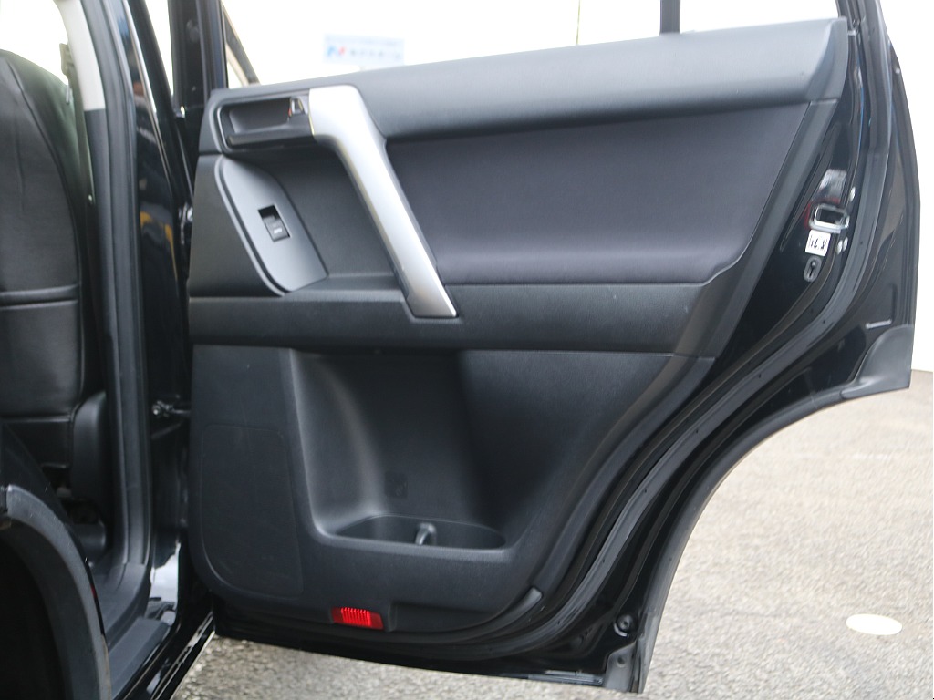 ＦＬＥＸグループは「すべての人に愛車を」をコンセプトに車種別に全国展開中！愛車と一緒に、ライフスタイルを充実させてもらいたいという思いで、ランクル仙台泉店では皆様のご要望になんでもお応えします♪