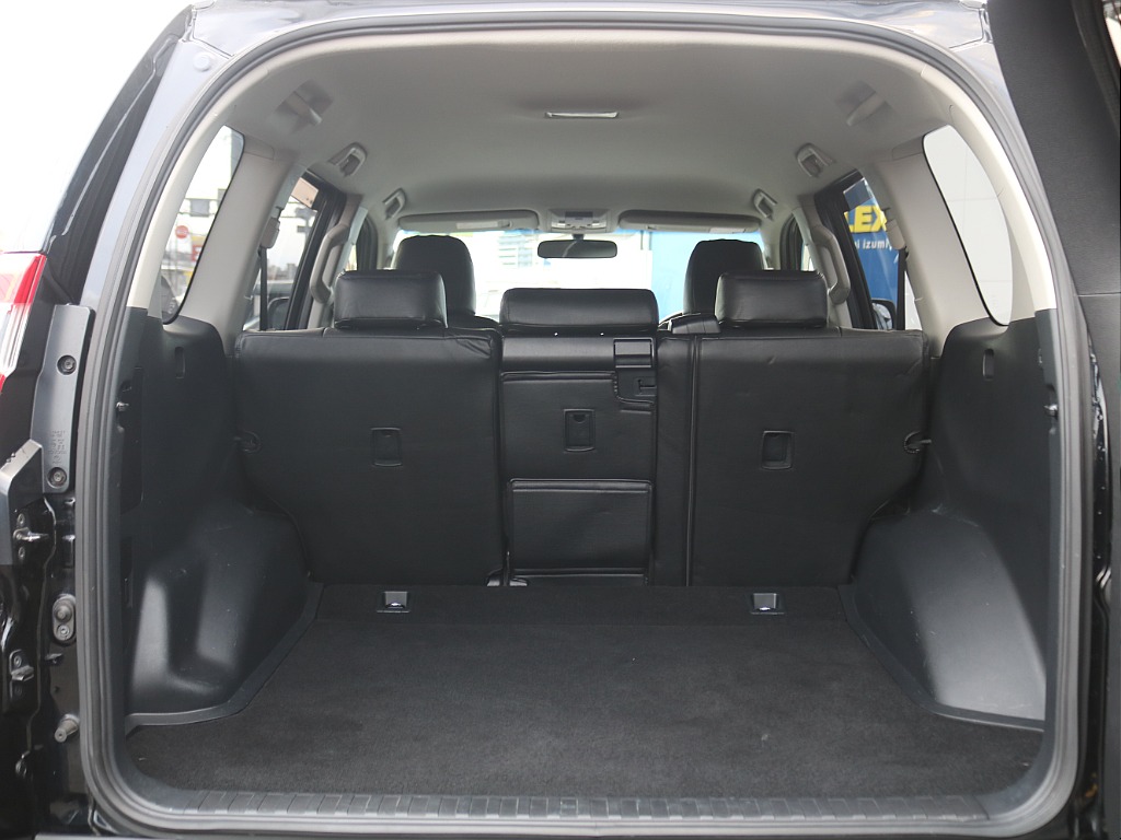 ラゲージルームは広々しています！ご家族でキャンプ、友人とスノーボードやゴルフ、一人旅で車中泊、と考えるだけでワクワクしますね♪良い思い出をたくさん作りましょう！