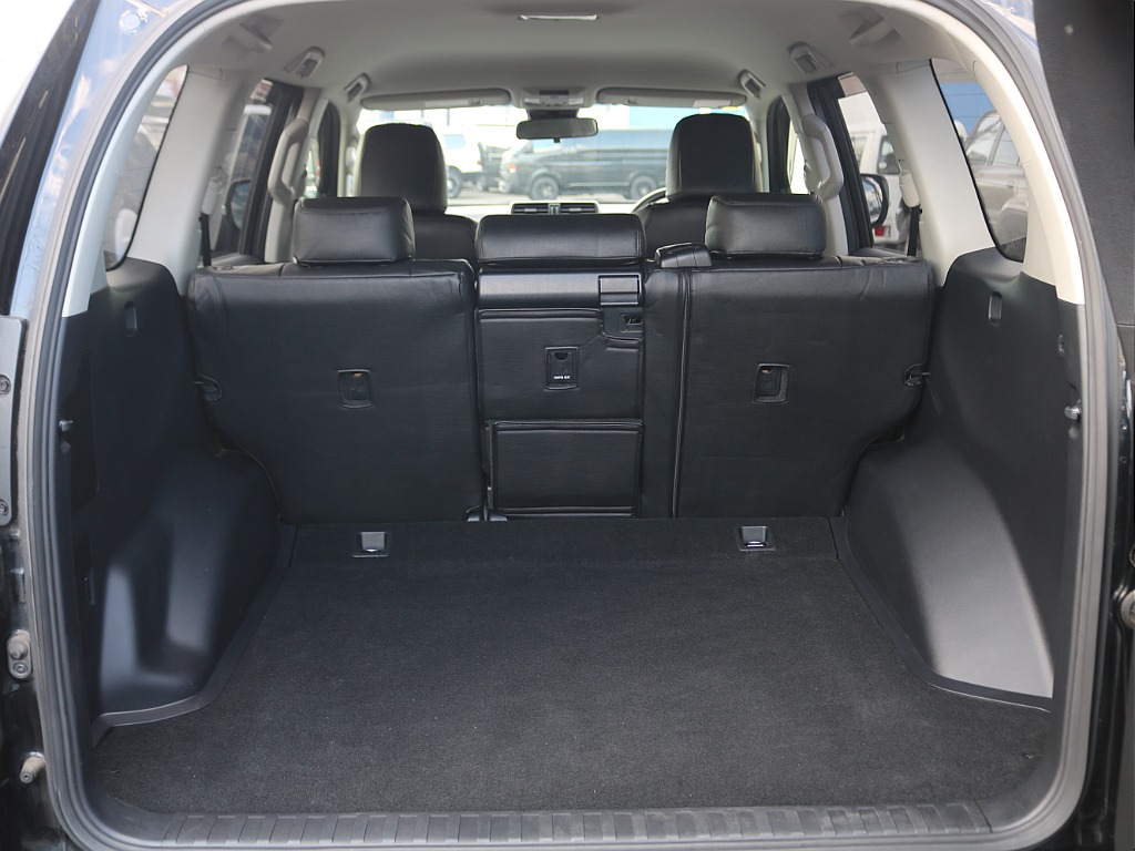 ラゲージルームは広々しています！ご家族でキャンプ、友人とスノーボードやゴルフ、一人旅で車中泊、と考えるだけでワクワクしますね♪良い思い出をたくさん作りましょう！