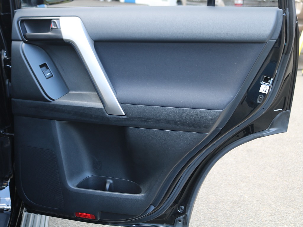 ＦＬＥＸグループは「すべての人に愛車を」をコンセプトに車種別に全国展開中！愛車と一緒に、ライフスタイルを充実させてもらいたいという思いで、ランクル仙台泉店では皆様のご要望になんでもお応えします♪