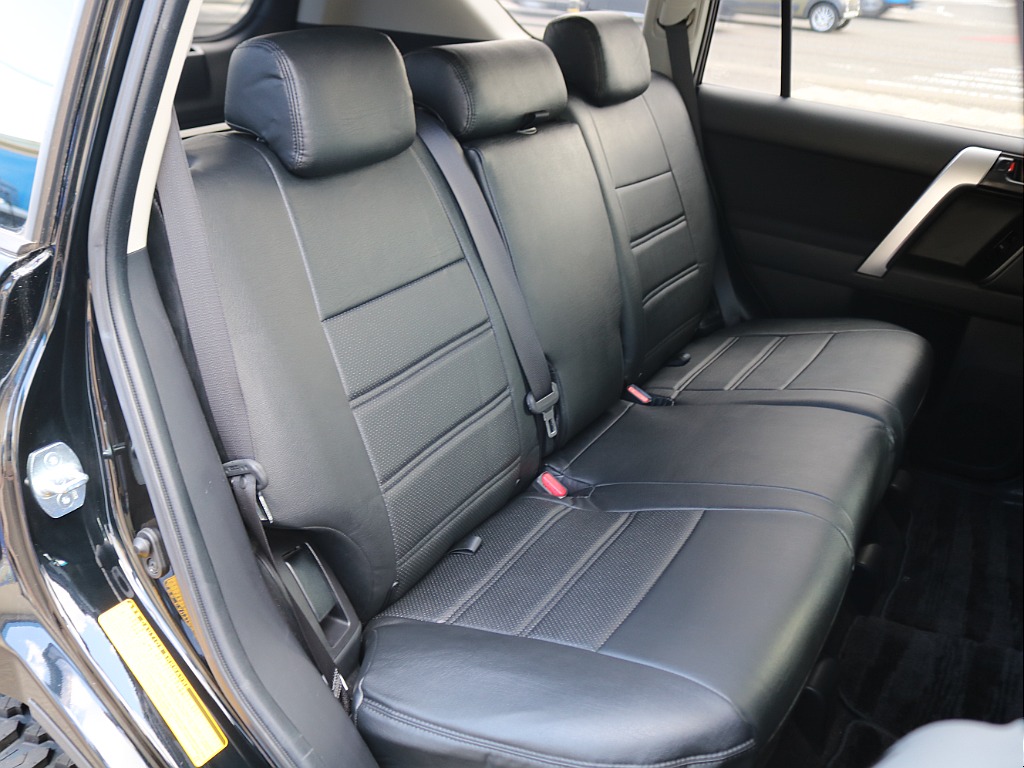 リヤシートも大人3名がゆったりとお乗りいただける広さとなっております♪