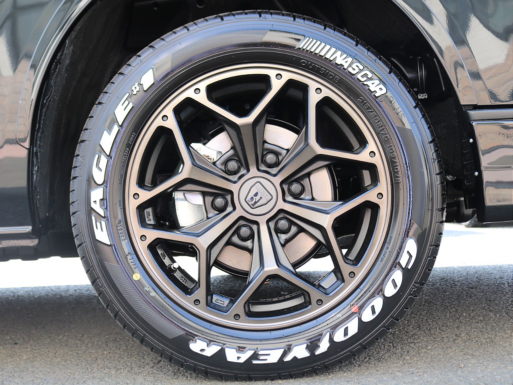 タイヤ＆ホイールはバルベロ17インチAWにナスカータイヤを装着済みです！