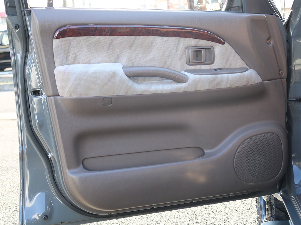 ＦＬＥＸグループは「すべての人に愛車を」をコンセプトに車種別に全国展開中！愛車と一緒に、ライフスタイルを充実させてもらいたいという思いで、ランクル仙台泉店では皆様のご要望になんでもお応えします♪