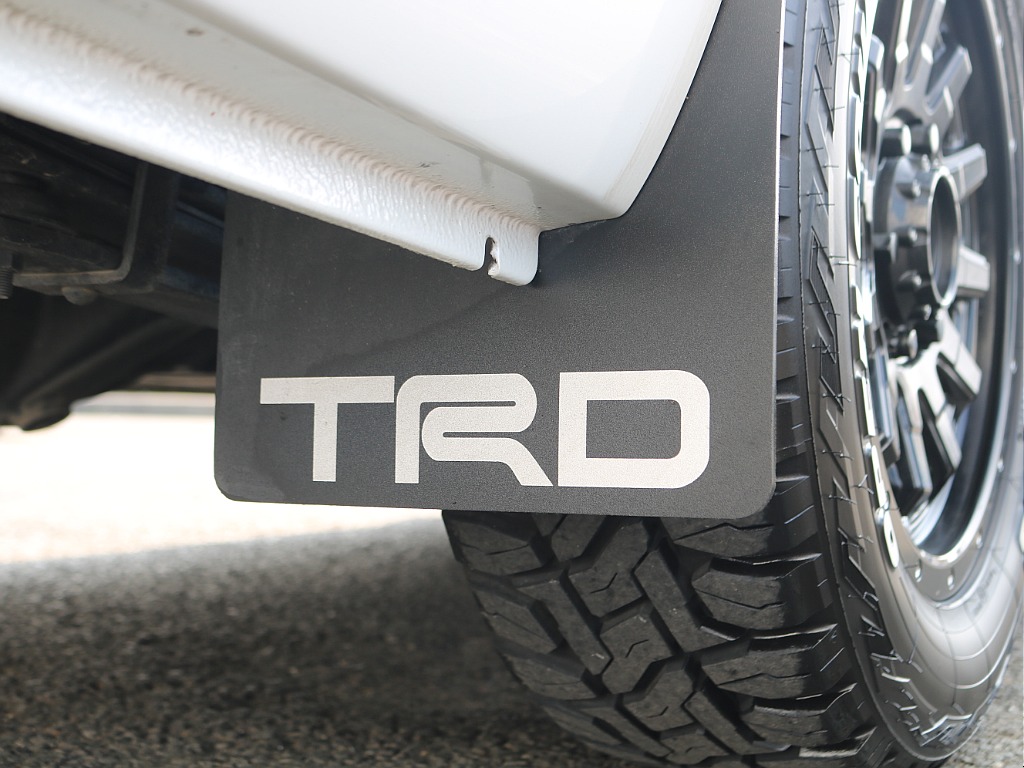大人気TRDマッドフラップを装着済み♪悪路を進みたくなりますね♪