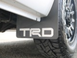 大人気TRDマッドフラップを装着済み♪悪路を進みたくなりますね♪
