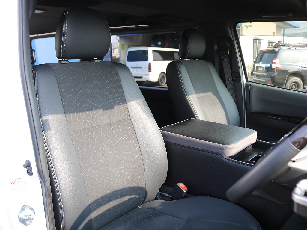 ダークプライムⅡ特有のハーフレザーシート♪高級感のある車内空間になっております♪
