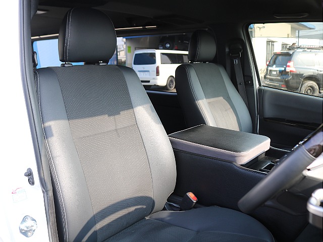 ダークプライムⅡ特有のハーフレザーシート♪高級感のある車内空間になっております♪