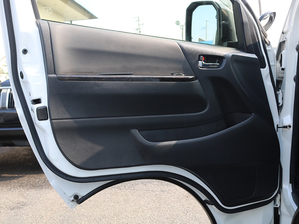 ＦＬＥＸグループは「すべての人に愛車を」をコンセプトに車種別に全国展開中！愛車と一緒に、ライフスタイルを充実させてもらいたいという思いで、ランクル仙台泉店では皆様のご要望になんでもお応えします♪