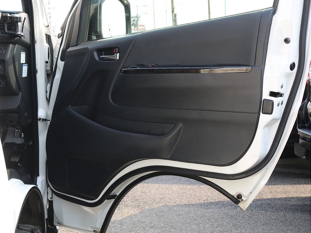 ＦＬＥＸグループは「すべての人に愛車を」をコンセプトに車種別に全国展開中！愛車と一緒に、ライフスタイルを充実させてもらいたいという思いで、ランクル仙台泉店では皆様のご要望になんでもお応えします♪