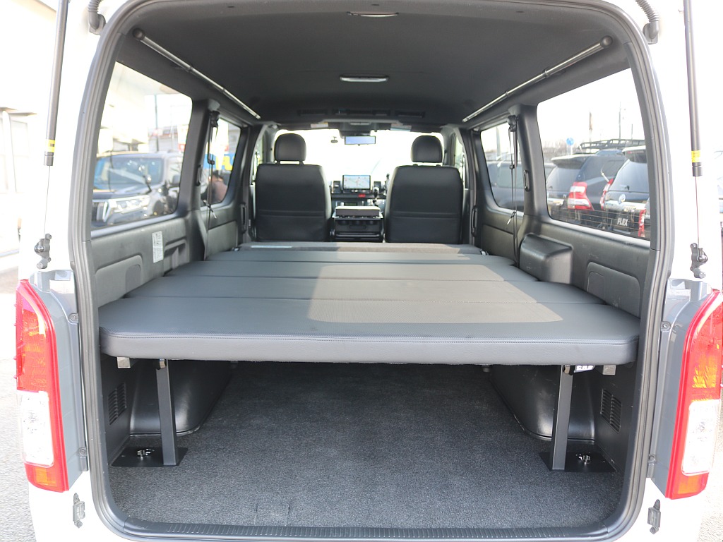 荷室には社外ベッドキットを装着済み♪セカンドシートを倒せばフルフラットなベッド空間に♪