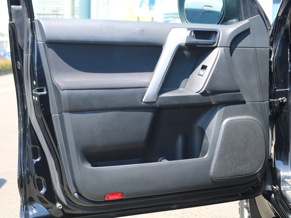 ＦＬＥＸグループは「すべての人に愛車を」をコンセプトに車種別に全国展開中！愛車と一緒に、ライフスタイルを充実させてもらいたいという思いで、ランクル仙台泉店では皆様のご要望になんでもお応えします♪
