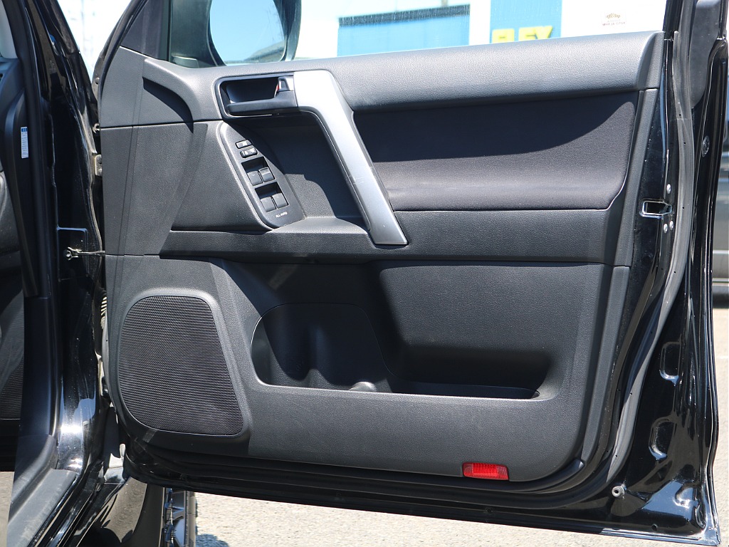 ＦＬＥＸグループは「すべての人に愛車を」をコンセプトに車種別に全国展開中！愛車と一緒に、ライフスタイルを充実させてもらいたいという思いで、ランクル仙台泉店では皆様のご要望になんでもお応えします♪