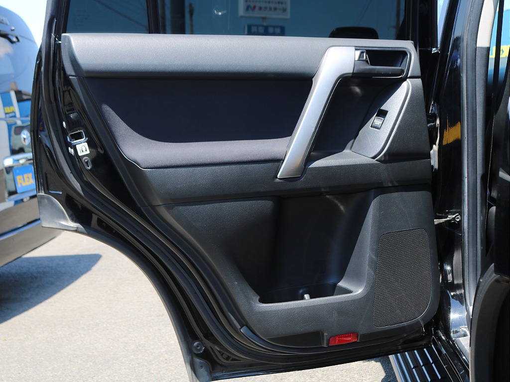 ＦＬＥＸグループは「すべての人に愛車を」をコンセプトに車種別に全国展開中！愛車と一緒に、ライフスタイルを充実させてもらいたいという思いで、ランクル仙台泉店では皆様のご要望になんでもお応えします♪