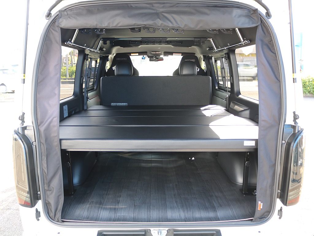 荷室にはLinksFactoryのベッドキット！車中泊などに大活躍！