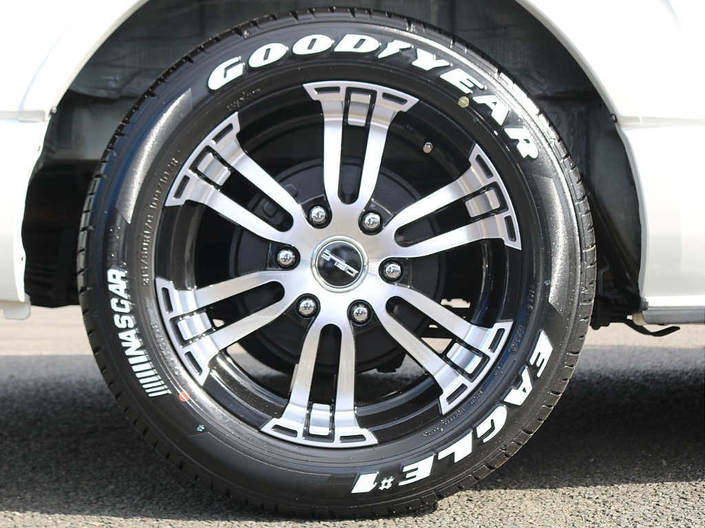 タイヤ＆ホイールはDelf02の17インチAWにナスカータイヤを装着！
