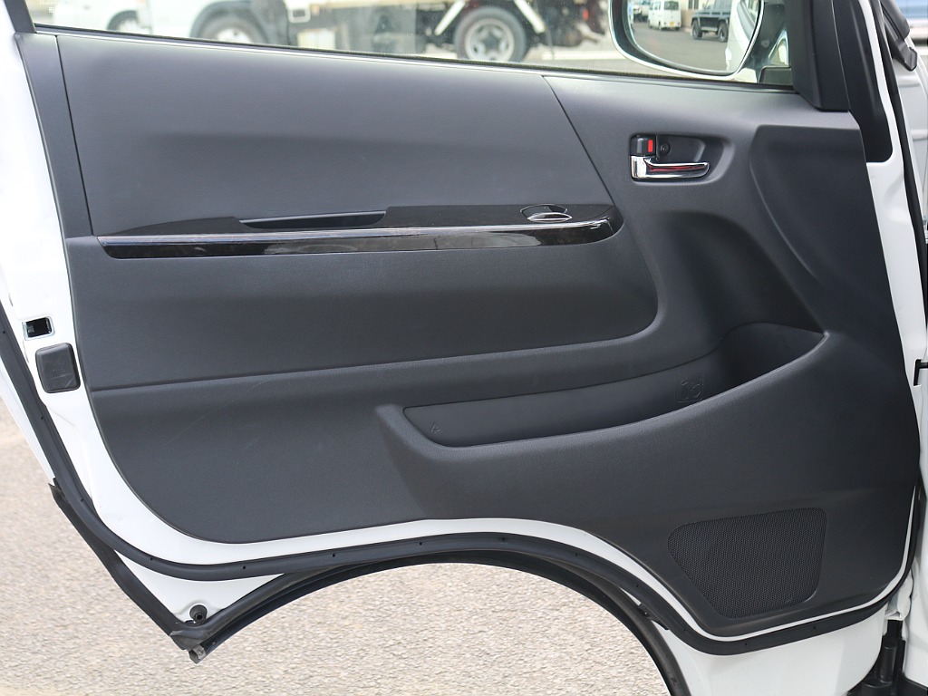 ＦＬＥＸグループは「すべての人に愛車を」をコンセプトに車種別に全国展開中！愛車と一緒に、ライフスタイルを充実させてもらいたいという思いで、ランクル仙台泉店では皆様のご要望になんでもお応えします♪