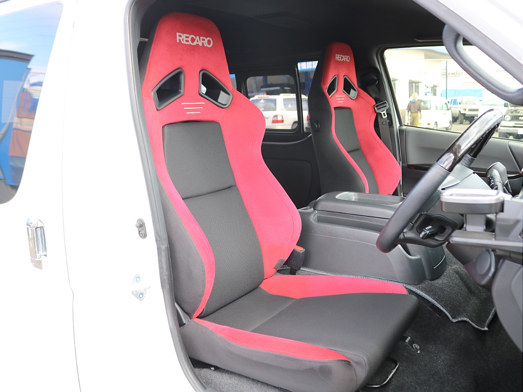 運転席と助手席はRECAROシート！