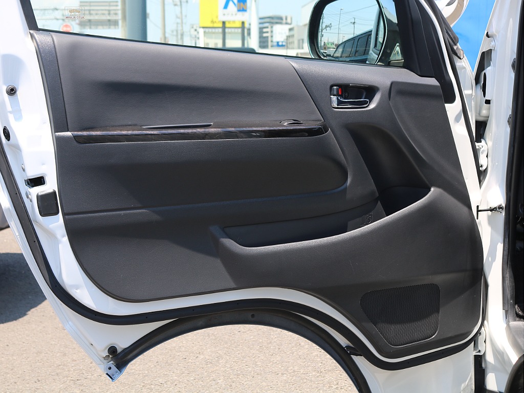 ＦＬＥＸグループは「すべての人に愛車を」をコンセプトに車種別に全国展開中！愛車と一緒に、ライフスタイルを充実させてもらいたいという思いで、ランクル仙台泉店では皆様のご要望になんでもお応えします♪
