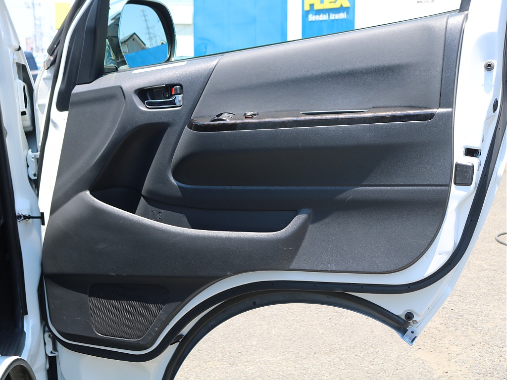 ＦＬＥＸグループは「すべての人に愛車を」をコンセプトに車種別に全国展開中！愛車と一緒に、ライフスタイルを充実させてもらいたいという思いで、ランクル仙台泉店では皆様のご要望になんでもお応えします♪