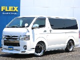 令和2年式ハイエースVディーゼル4WD！スポイラーやベッドキットなど、やり過ぎていないライトカスタムな一台！ローダウン施工もしており、スタイリッシュな見た目が所有感をくすぐる1台！
