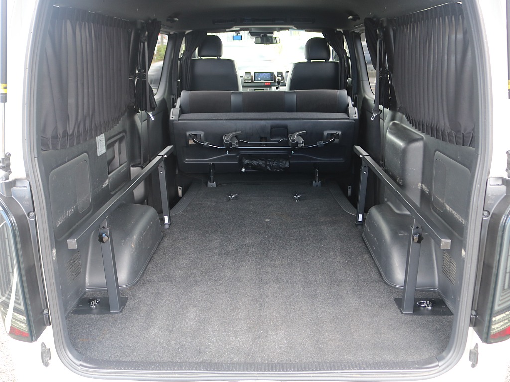 トヨタ&nbsp;ハイエースバン&nbsp;5D2.8DTスーパーGLダークプライムⅡL 4WD&nbsp;【ベッドキット】【室内カーテン付】&nbsp;宮城県の詳細画像&nbsp;その15