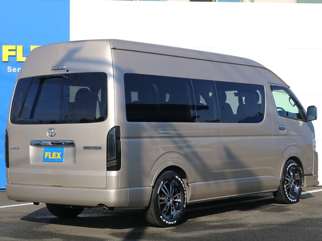 ランドクルーザーやハイエースなどを常時40台以上展示！お客様のニーズにあった最適なお車をご提案させていただきます。ご来店の際はお気軽にお問合わせください！