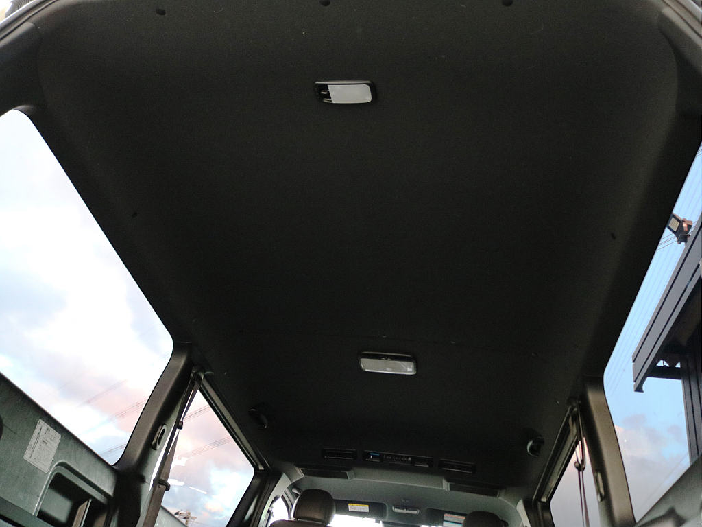 天井やトリム（車内の壁）等がブラックカラーとなっており、高級感のある内装となっております♪