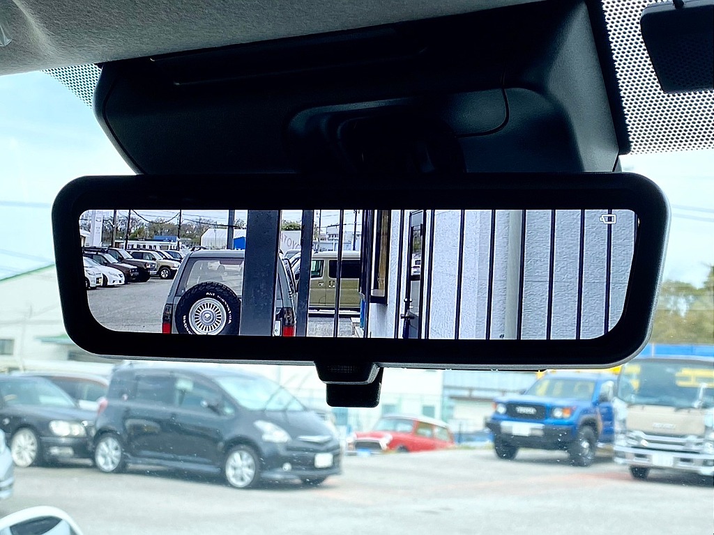 メーカーオプション デジタルインナーミラー！車両後方の映像を常にミラーに映し出します♪