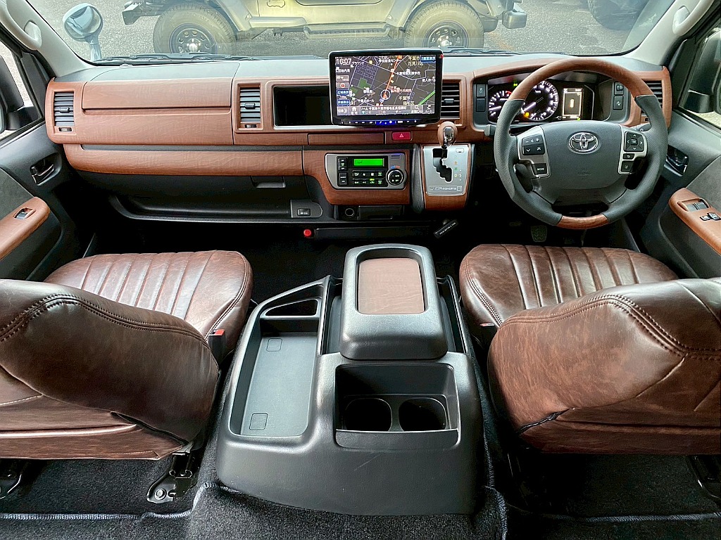 トヨタ ハイエース(3枚目)