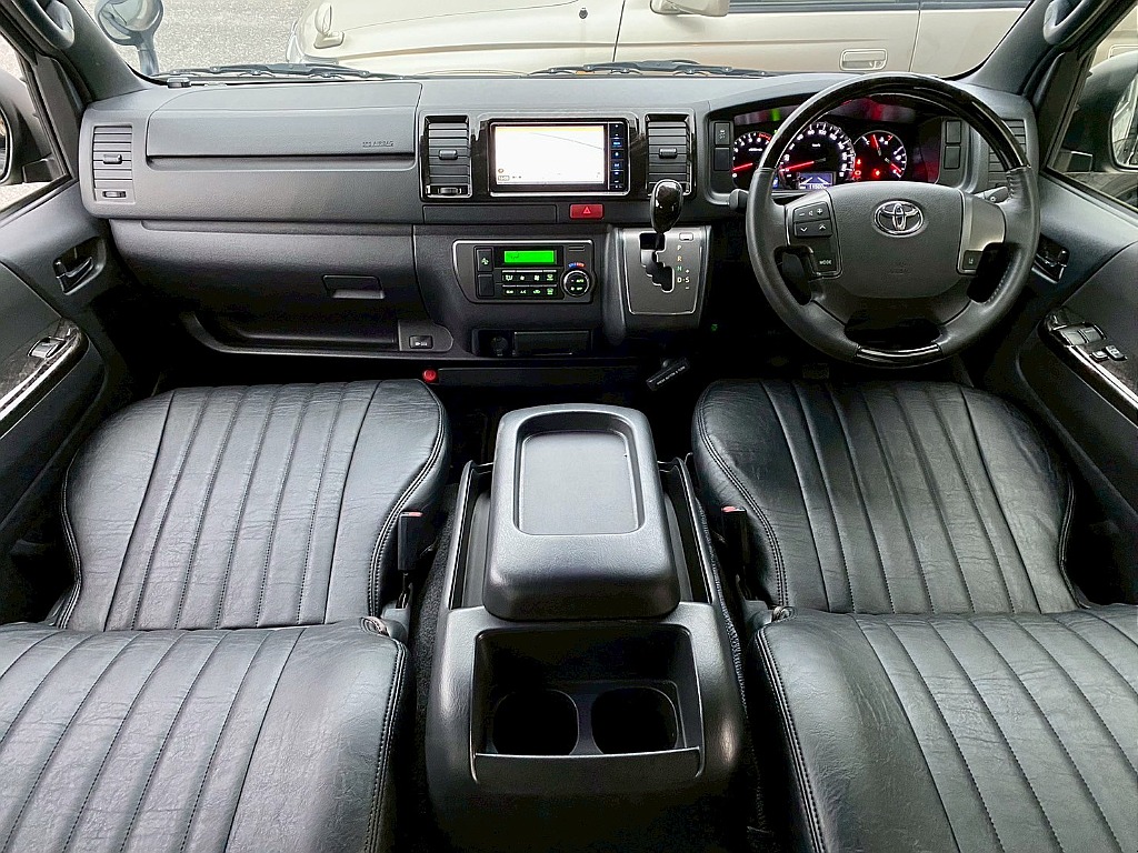 トヨタ ハイエースバン(2枚目)