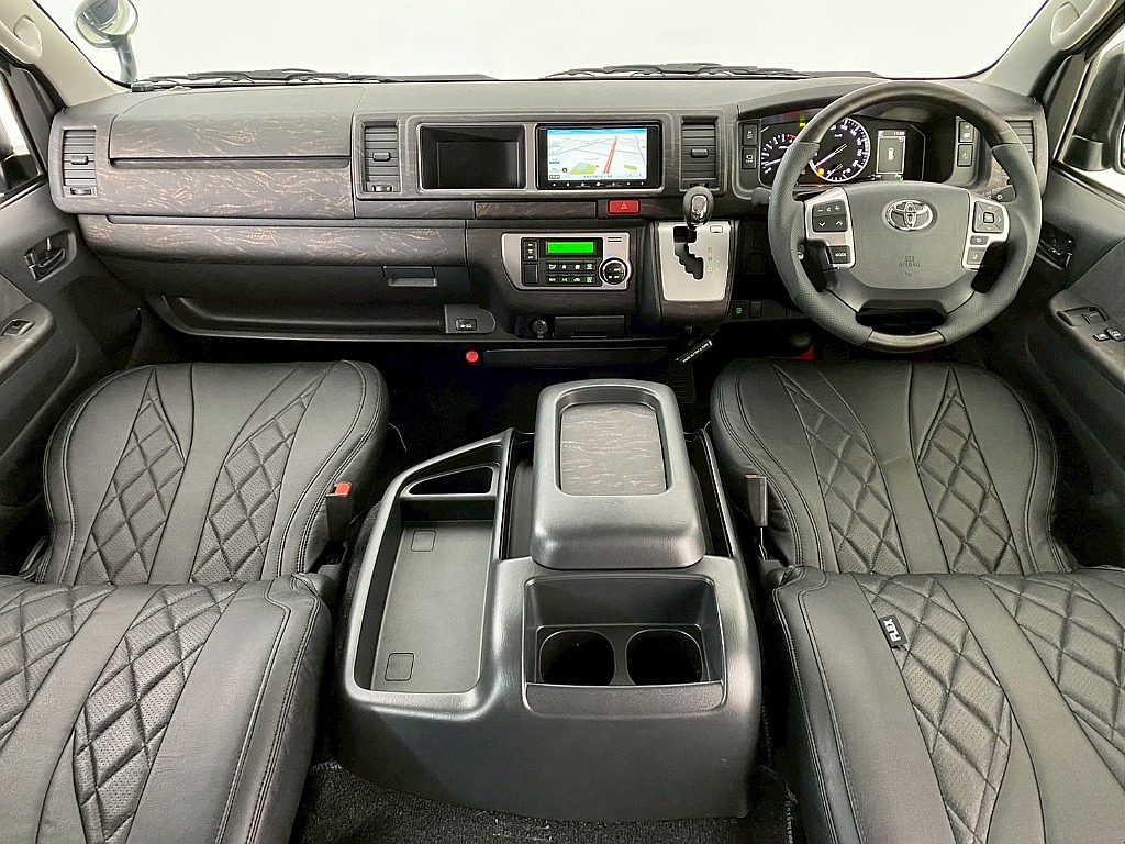 トヨタ ハイエース(2枚目)