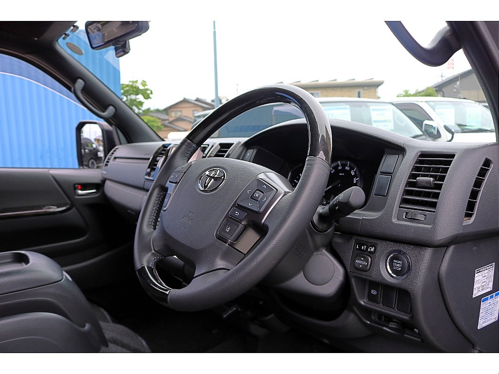 常時７０台以上のハイエース在庫数、フレックス株式会社ハイエース千葉北店！