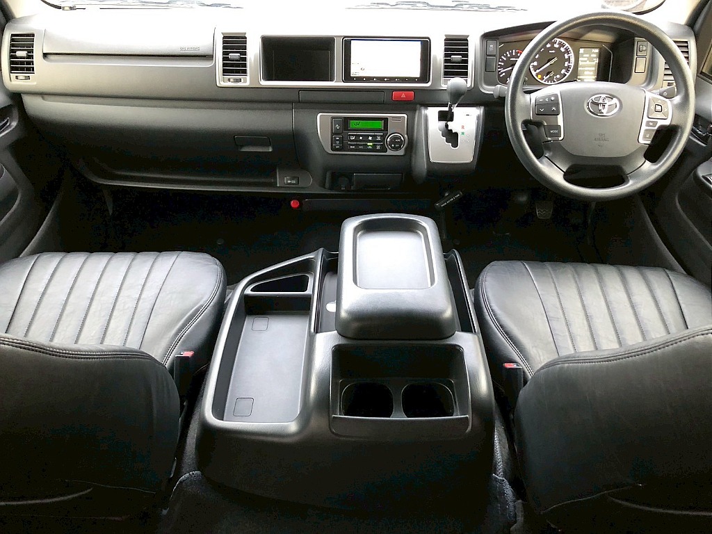 トヨタ ハイエース(3枚目)