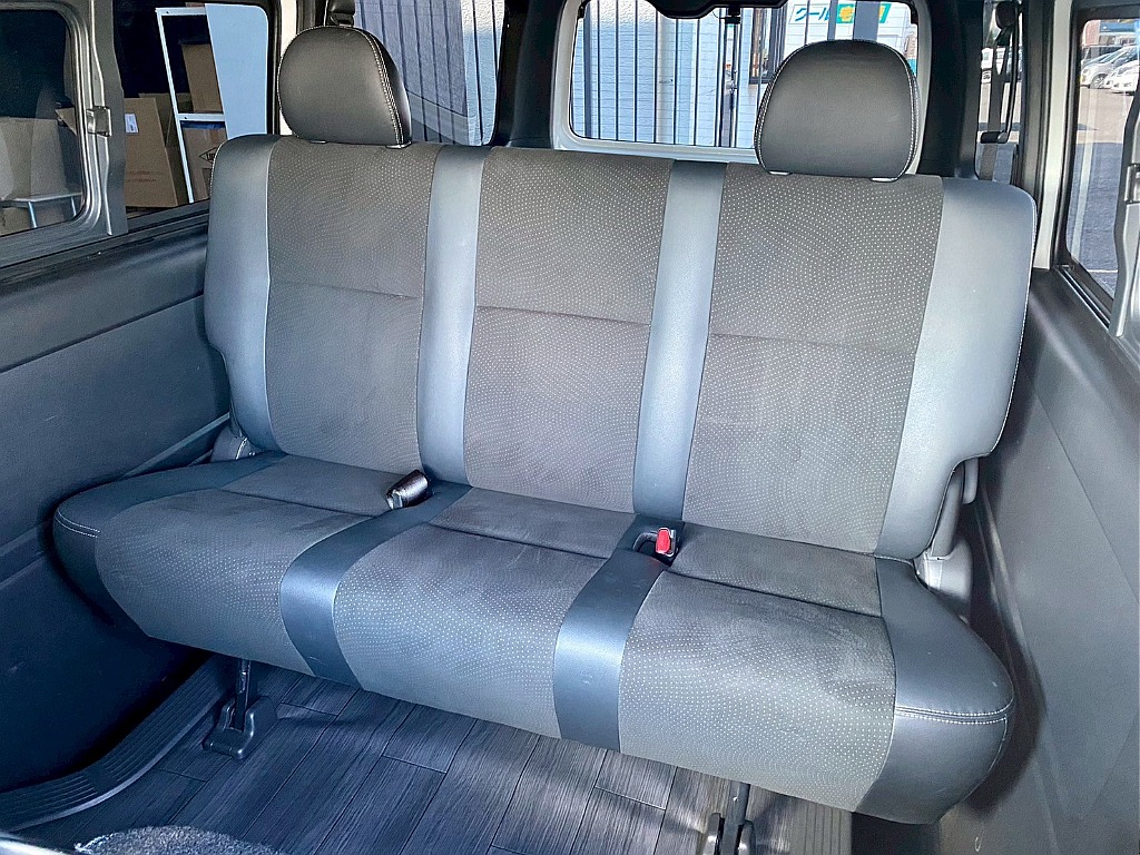 トヨタ ハイエースバン(3枚目)