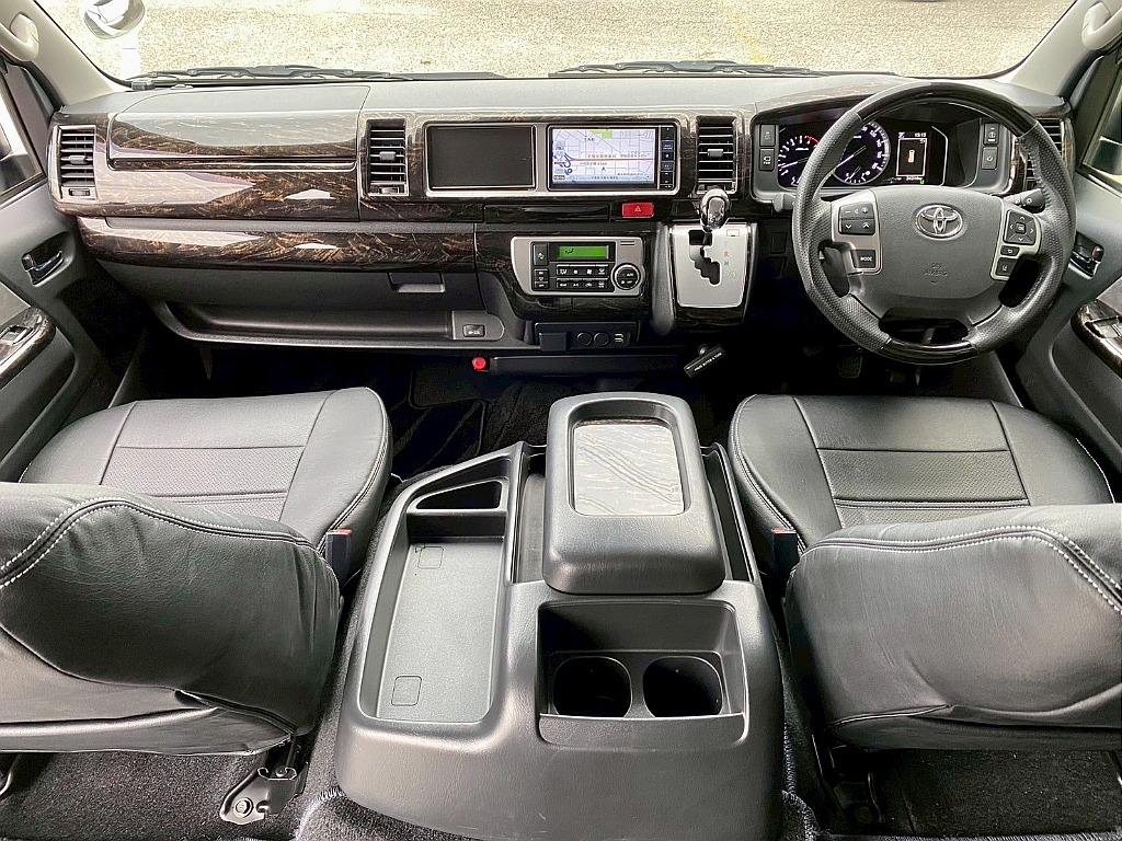 トヨタ ハイエース(2枚目)