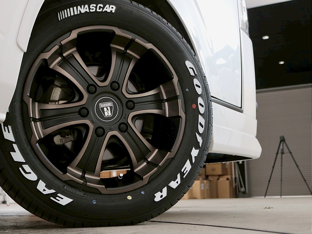 バルベロワイルドディープス17インチアルミホイールはFLEX限定カラー！ホワイトレターの定番グッドイヤーナスカータイヤとセット！