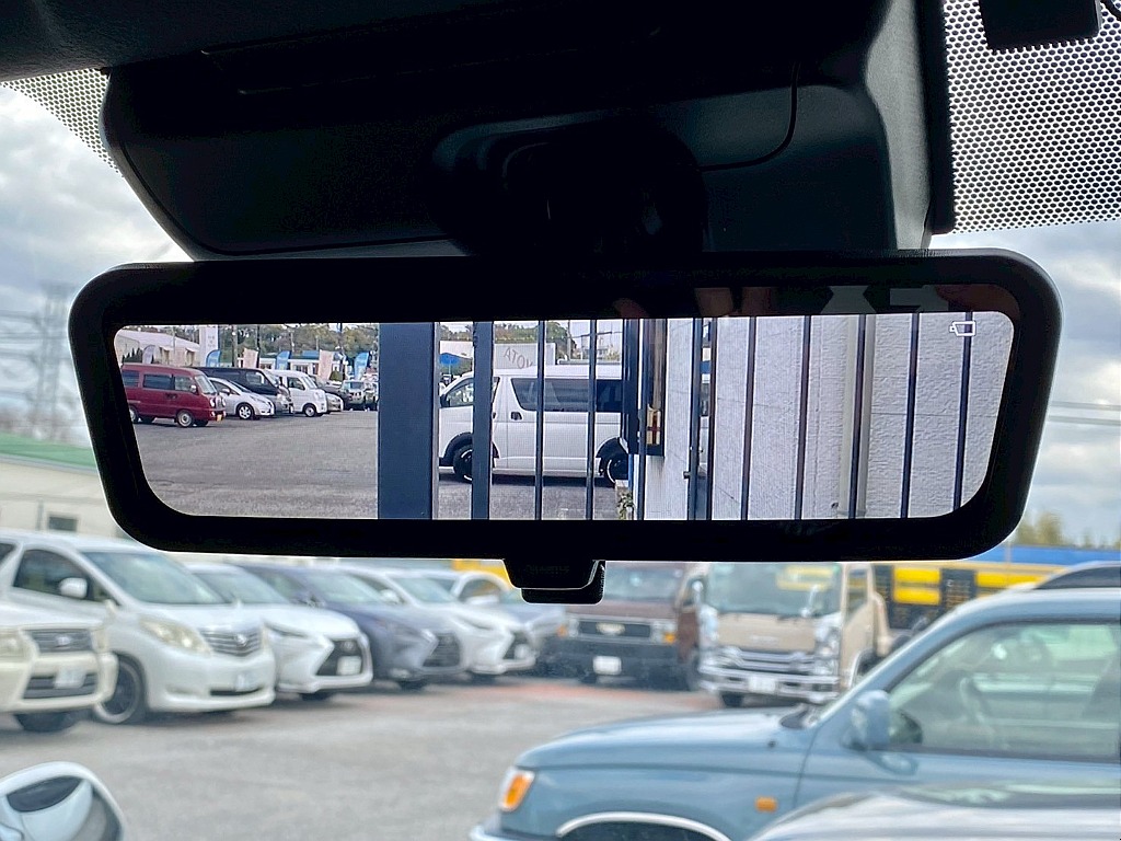 メーカーオプションのデジタルインナーミラーでリアビューも安心！