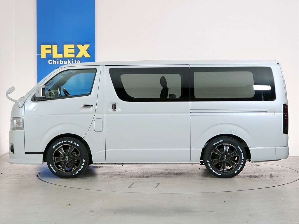 ハイエースのスライドドア開口部は広いため乗り降り楽々です！