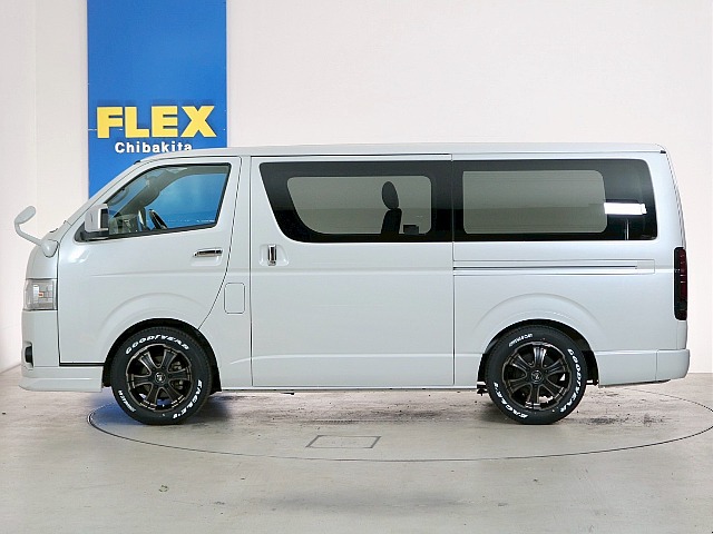 ハイエースのスライドドア開口部は広いため乗り降り楽々です！