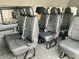 運転席側２・３・４列目は２人掛けベンチシートタイプ！