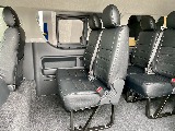運転席側２・３・４列目は２人掛けベンチシートタイプ！