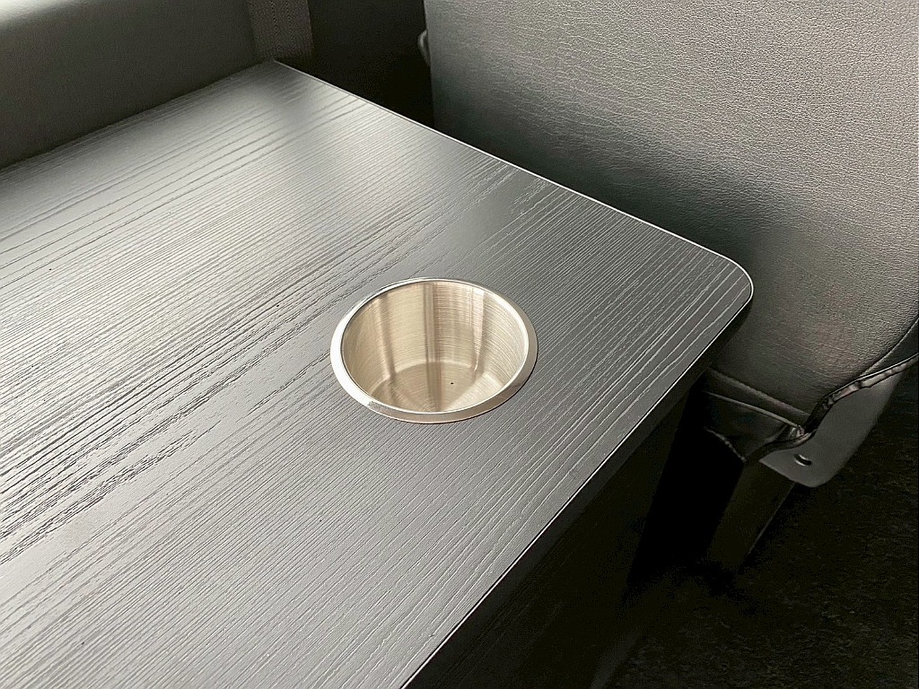 ベッド家具にはドリンクホルダーも完備！