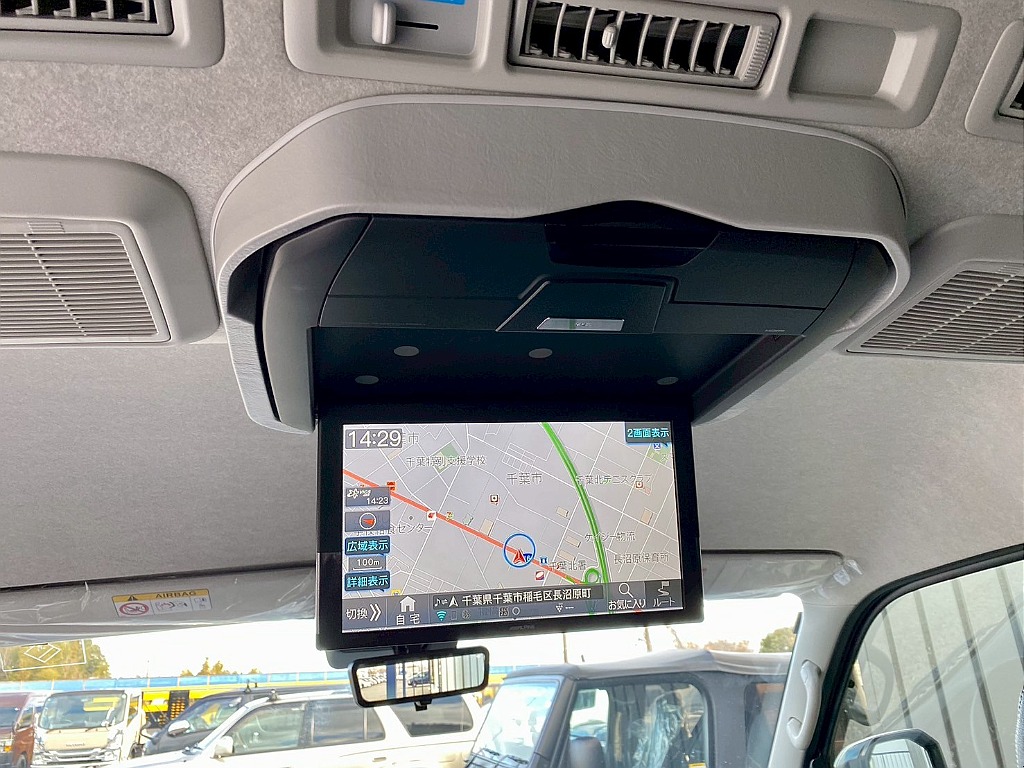 ALPINE製の12.8インチフリップダウンモニター付き！