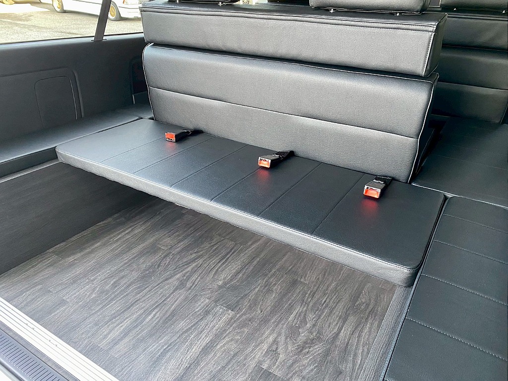 最後部座席は後ろ向き3人掛けシート！腰ベルトが付きます！