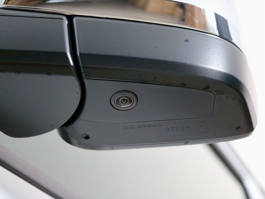 ドアミラー下にもカメラ！