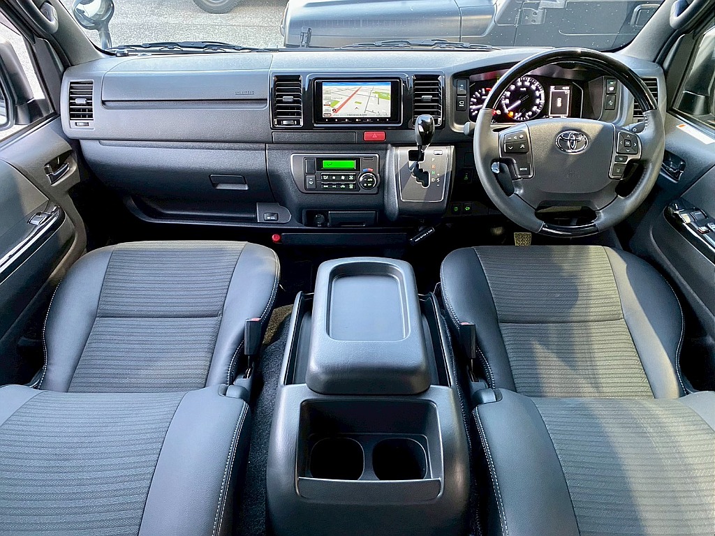 トヨタ ハイエースバン(3枚目)